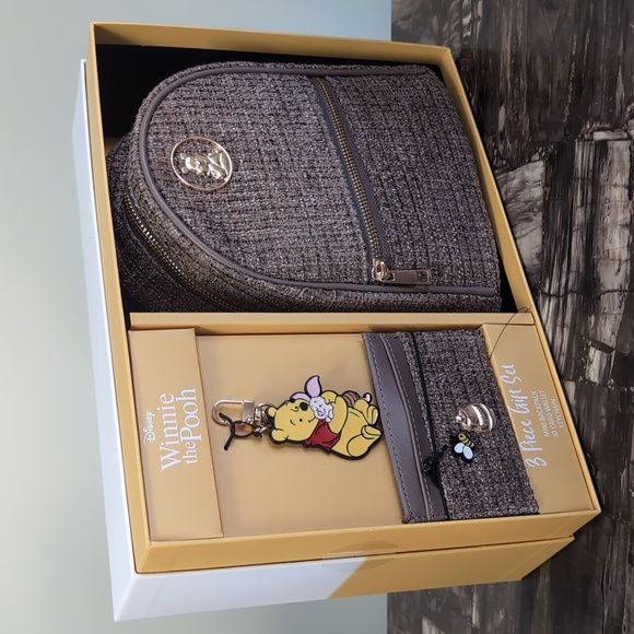 Disney Winnie the Pooh Boxed Gift Set - Mini Backpack, Card Wallet & Keychain 🐝 - Picture 6 of 7